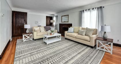 Historic District 2BR on 2nd Floor near Cleveland Clinic ~ Safe & Quiet Area