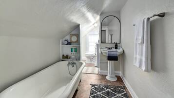 Combined shower/bathtub, hair dryer, towels, soap