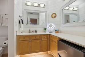 Suihkun ja ammeen yhdistelmä, hiustenkuivaaja, pyyhkeet