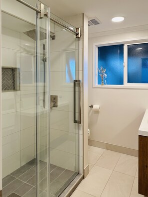 Shower, hair dryer, towels, soap - Hidden Gem - Cozy, New 1 br/1 ba unit in a peaceful and centrally located place (Monterey)