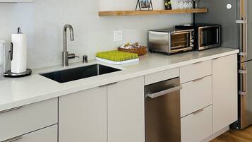 Réfrigérateur, micro-ondes, plaque de cuisson, lave-vaisselle