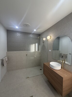 Cottage Premier | Kamar mandi | Shower dan handuk