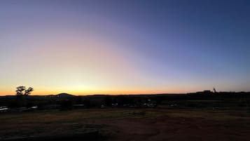 Un paysage plat, avec un ciel dégagé au coucher du soleil.