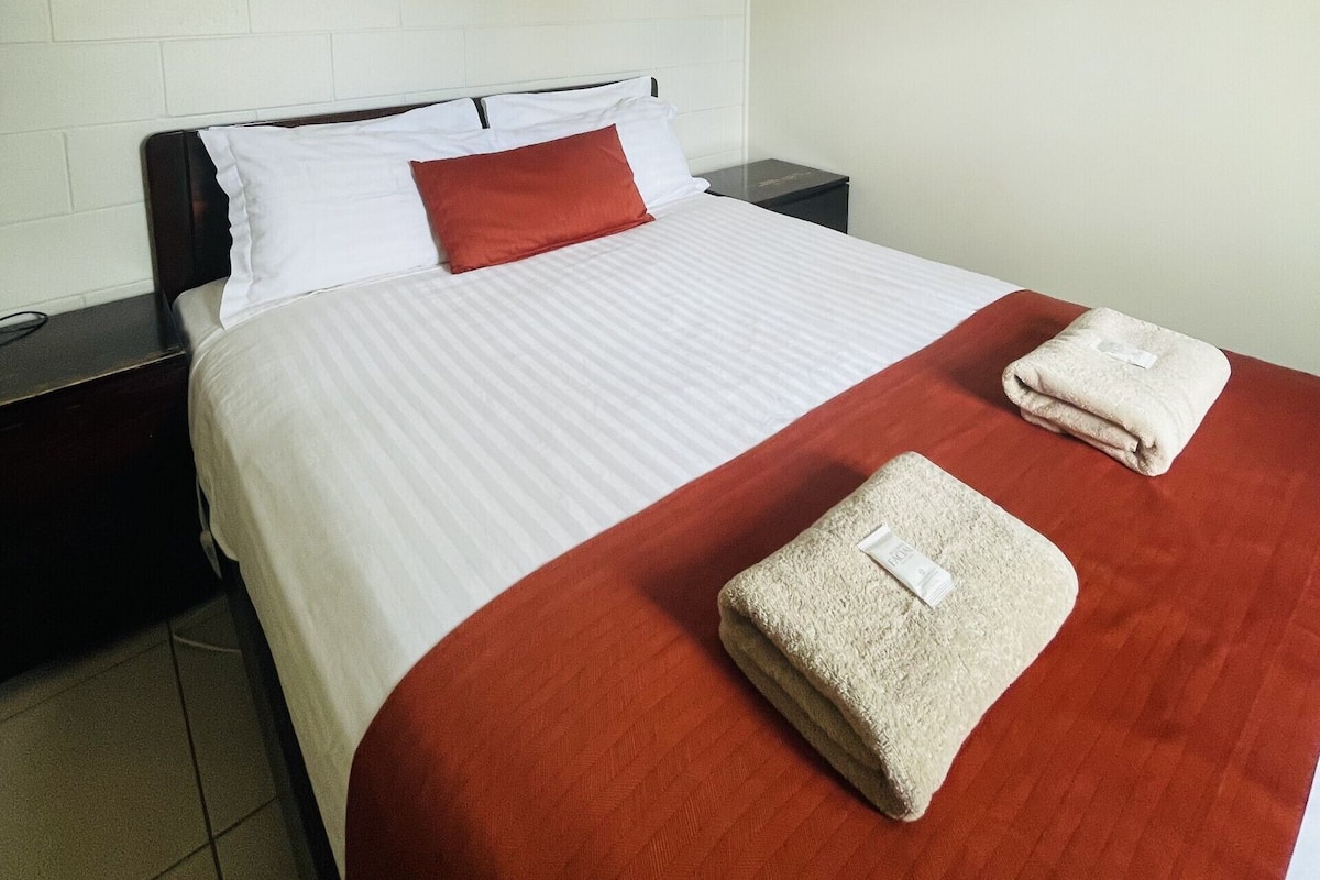 Classic Cabin | 1 bedroom, individually furnished, iron/ironing board, bed sheets
