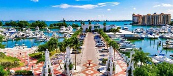 Cheerful 5-bedroom house with a pool.