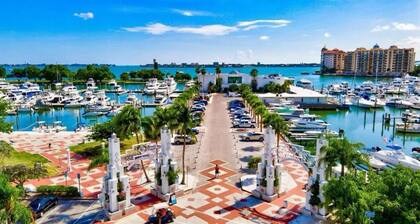 Cheerful 5-bedroom house with a pool.