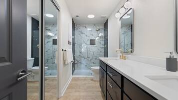 Ensemble douche/baignoire, serviettes fournies, papier toilette