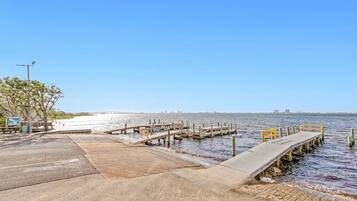 Ranta lähistöllä, aurinkotuoleja, rantapyyhkeitä