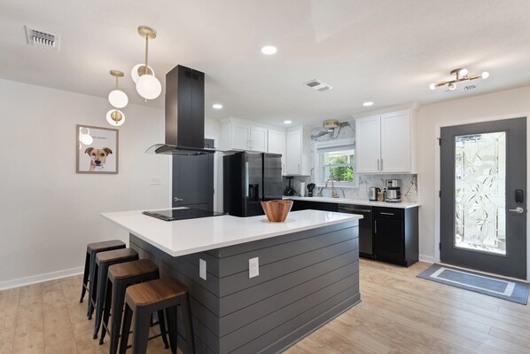 ثلاجة، ميكروويف، فرن، موقد طهي مسطح