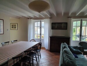 Télévision, lecteur de DVD, livres