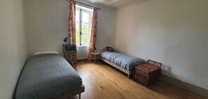 5 bedrooms, iron/ironing board, free WiFi, bed sheets