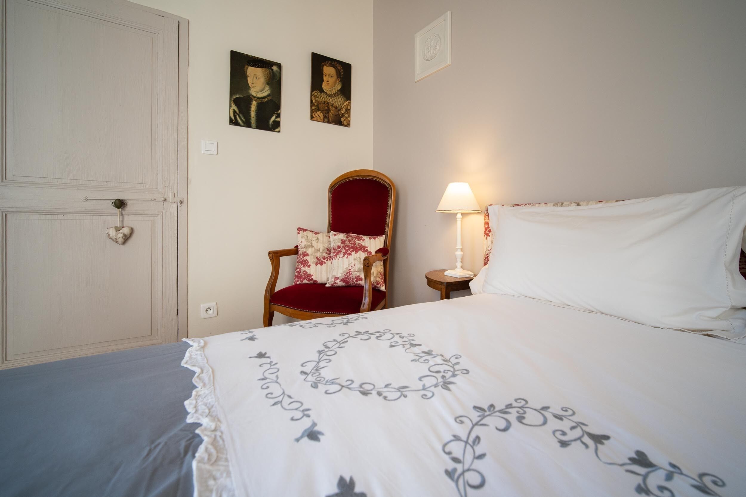 1 quarto, ferros/tábuas de passar roupa, berço de viagem