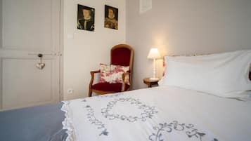 1 quarto, ferros/tábuas de passar roupa, berço de viagem