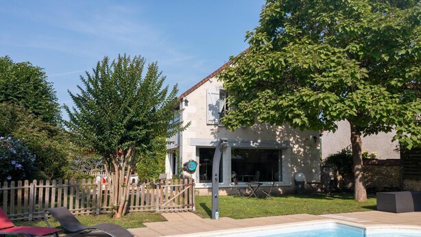 A residential property with a swimming pool, a wooden fence, and a house with a visible garage door. - La Bulle d'Or-House-Deluxe-Whirlpool bath-Garden view (Francueil)