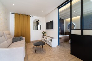 Una televisión, una mesa de tenis de mesa, una impresora