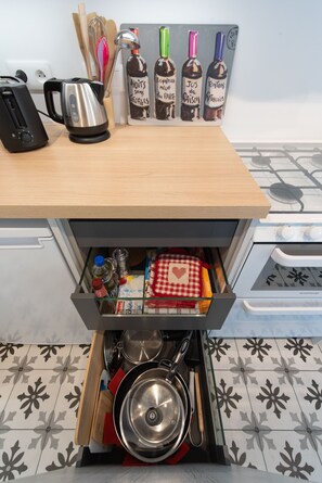 Cafetera o tetera, frigorífico, microondas y horno