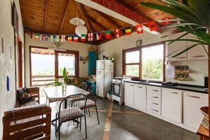 Kjøleskap, ovn, kokeplater og vannkoker