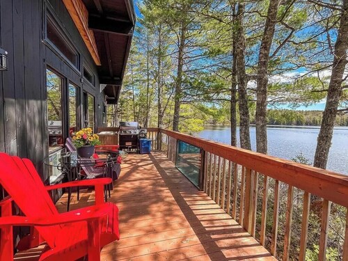 Sandy beaches, big trees, lovely 3BR lodge - private.  10 km to Mahone Bay area