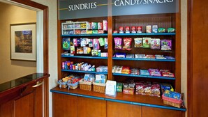 Exhibició de dolços i petits aliments, amb diverses begudes, aperitius i productes diverses envasellats.