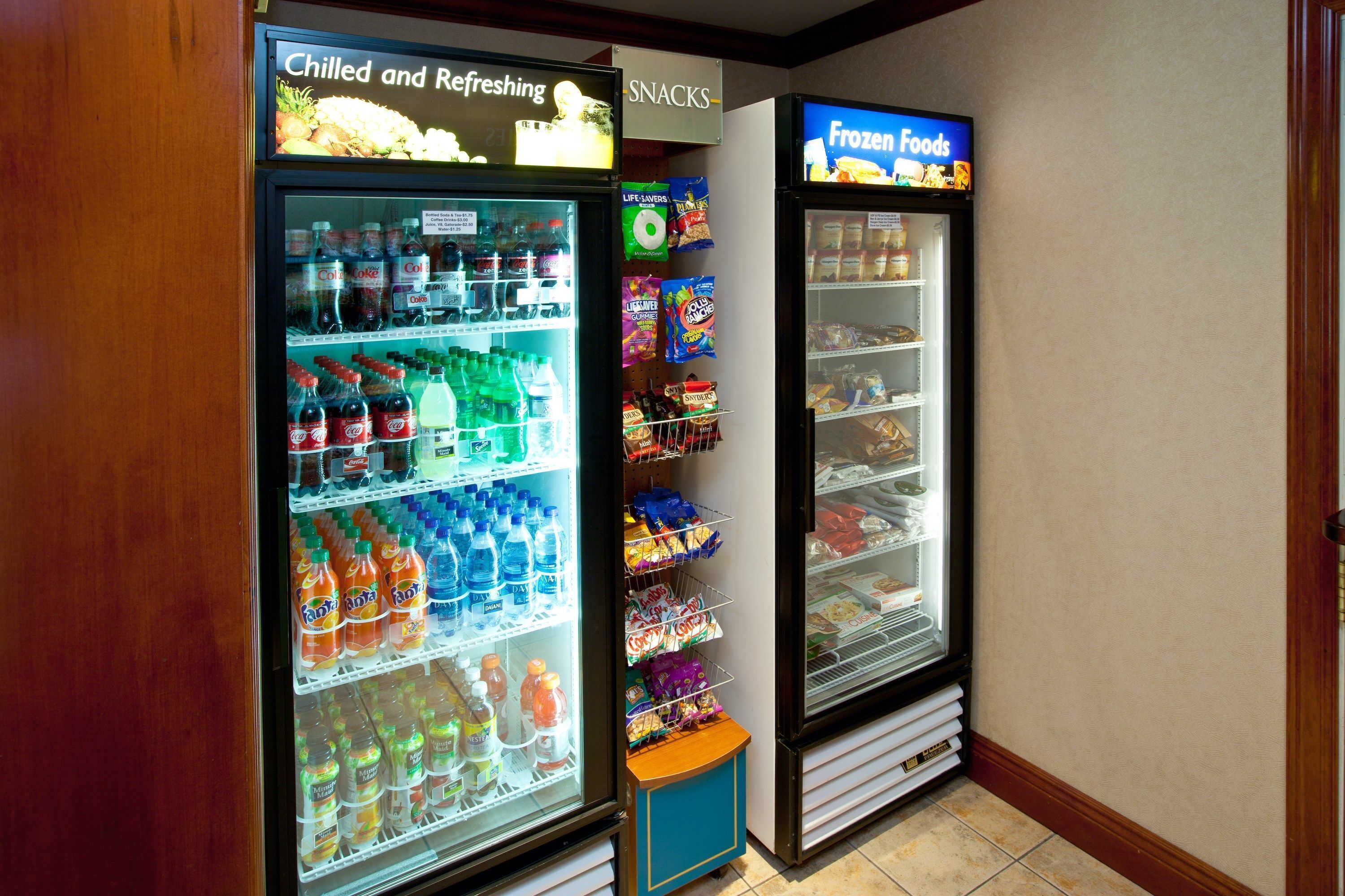 Zona de máquinas expendedoras con bebidas frías y refrescantes, aperitivos y alimentos congelados.