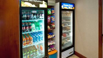 Zona de máquinas expendedoras con bebidas frías y refrescantes, aperitivos y alimentos congelados.