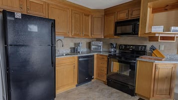 Geladeira, micro-ondas, fogão, cooktop