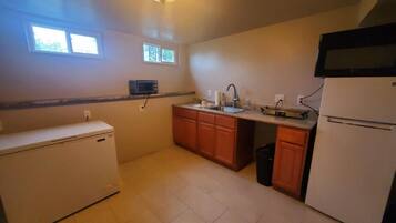 Réfrigérateur, micro-ondes, grille-pain