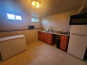冰箱、微波炉、烤面包机、厨具/餐具