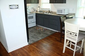 冰箱、微波炉、烤箱、炉灶