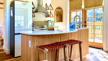 Geladeira, micro-ondas, fogão, cooktop