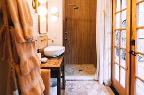 Regadera, amenidades de baño ecológicas, secadora de cabello, toallas 