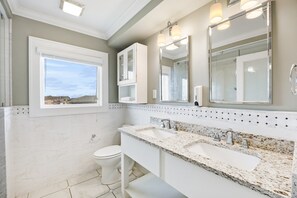 Combined shower/bathtub, towels