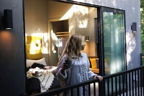 Eine Person steht an einem Fenster mit Blick auf einen Raum.