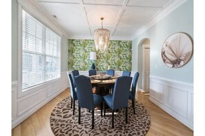 Dining - Glam Clam Beach House • Less than 1 block to the beach! (Norfolk)