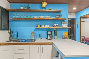 Kühlschrank, Herdplatte, Wasserkocher mit Kaffee-/Teezubehör