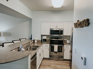 Frigorifero, microonde, forno, piano cottura