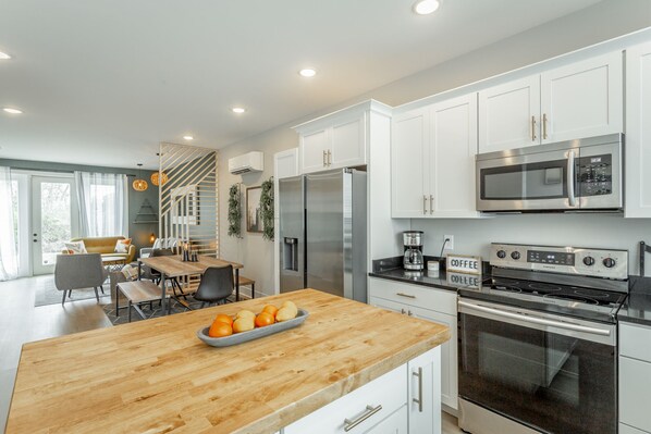 Fridge, microwave, oven, stovetop - Walk Bike Swim! Pool + Downtown + Riverwalk (Chattanooga)