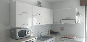 Mikrowelle, Ofen, Geschirrspüler, Wasserkocher mit Kaffee-/Teezubehör