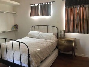 2 habitaciones, tabla de planchar con plancha y cuna de viaje