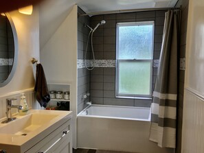 Combined shower/bathtub, hair dryer, towels, soap - Parkman Pad: hot tub, wood stove by Montague breweries (Montague)