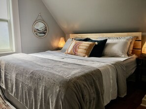 3 slaapkamers, een bureau, een strijkplank/strijkijzer, reisbedje