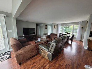 Smart TV, fireplace, stereo