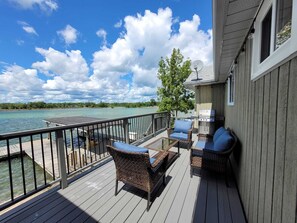 Property grounds - Magnificent Lakefront Modern Cottage (Washago)