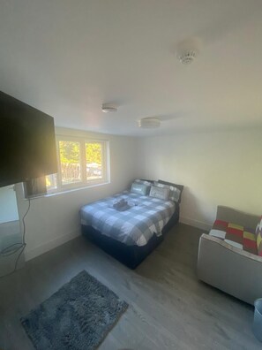 6 bedrooms, desk, iron/ironing board, travel crib