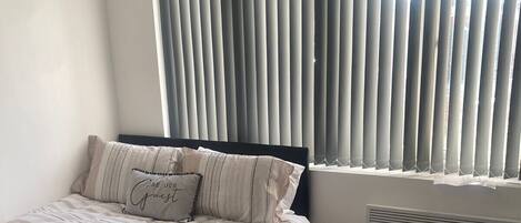 6 bedrooms, desk, iron/ironing board, travel cot