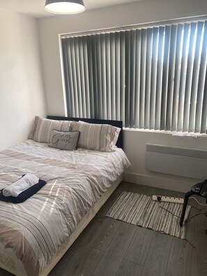 6 bedrooms, desk, iron/ironing board, travel cot