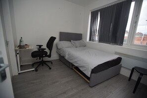 6 chambres, bureau, fer et planche Ă repasser, lit parapluie
