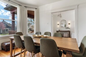 Dining - Northwest Retreat with Cedar Hot tub (Seattle)