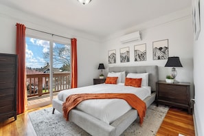 3 bedrooms, desk, iron/ironing board, free WiFi - Northwest Retreat with Cedar Hot tub (Seattle)