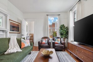 Smart TV - Northwest Retreat with Cedar Hot tub (Seattle)